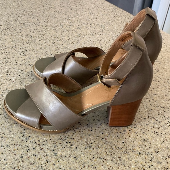 Clarks Artisan Leather Block Heel size 9 Excellent Condition in Taupe - Picture 5 of 9